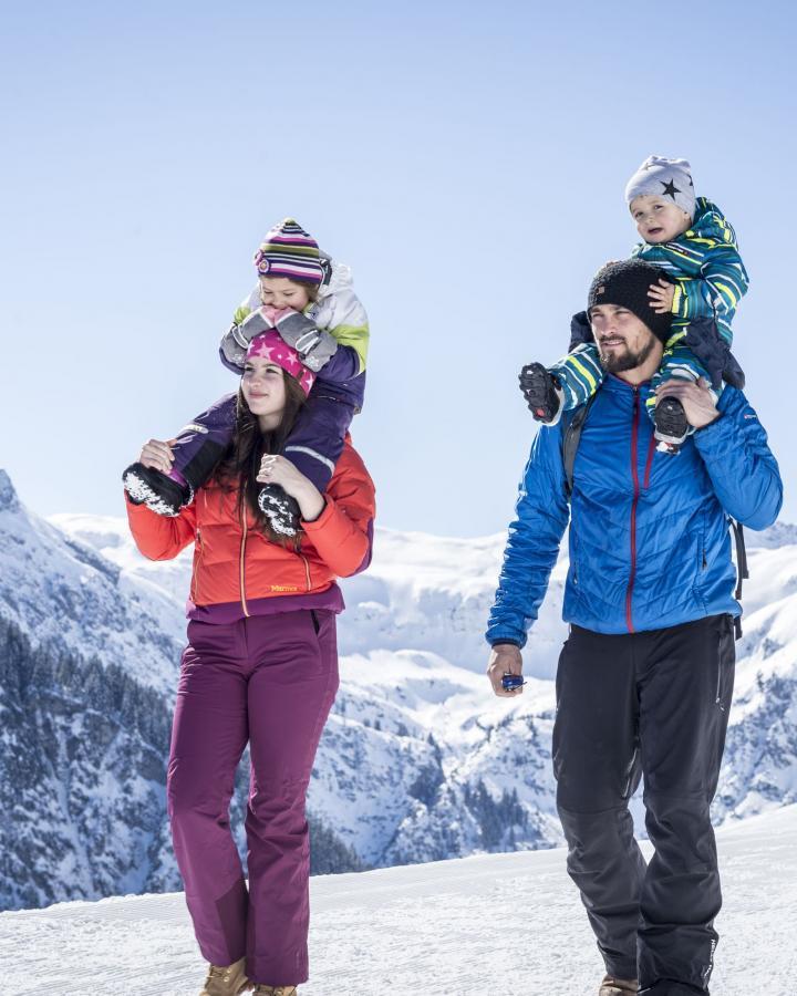 Winterwandern mit der Familie im Kleinwalsertal Höhenweg